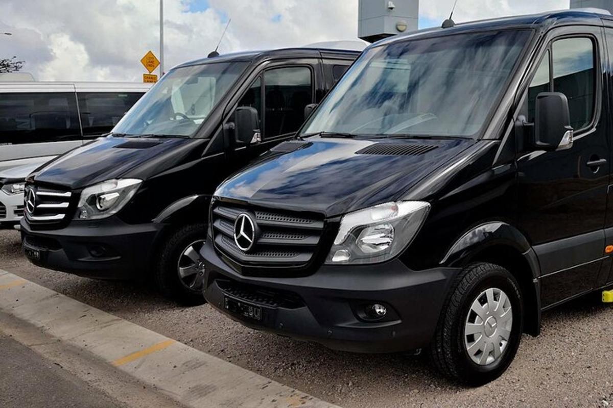 due camion neri parcheggiati in un parcheggio