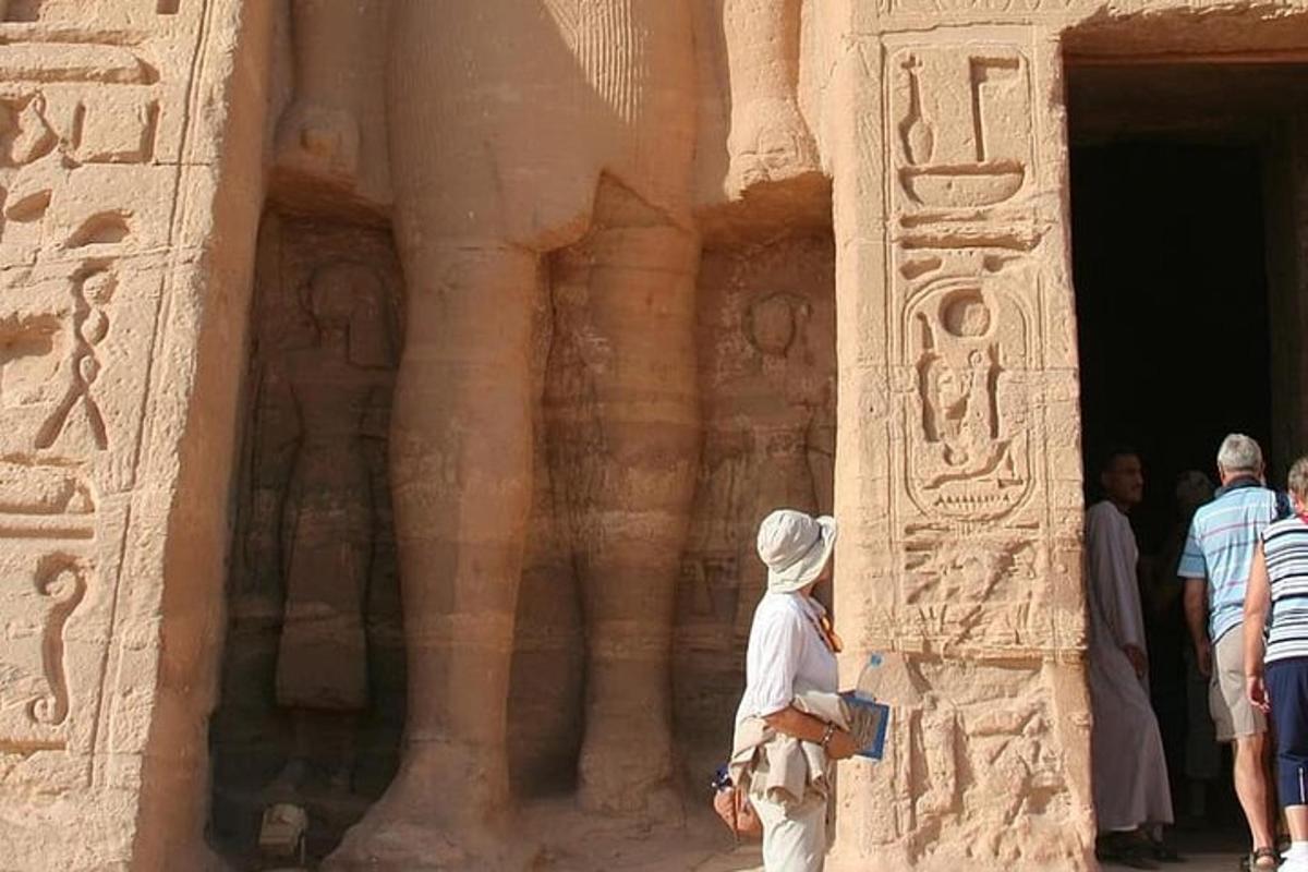 un grup de persones que es troben fora d'un edifici