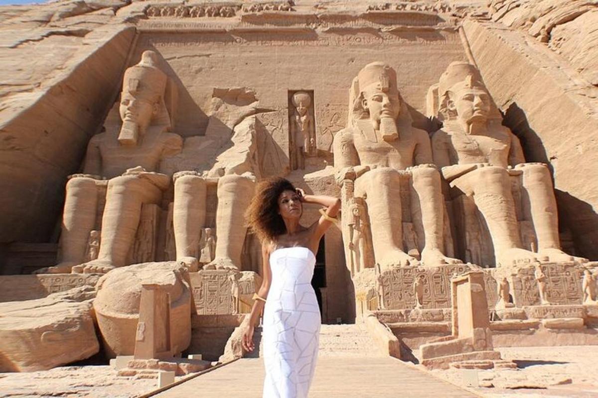 una dona amb un vestit blanc dempeus davant d'anaraoh