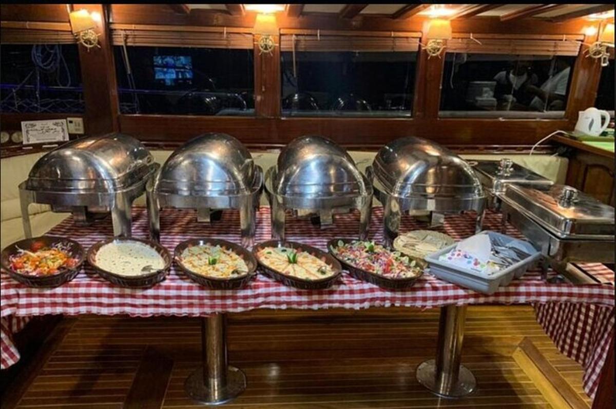 meja dengan sekumpulan makanan di atas meja