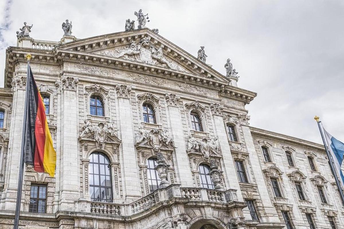 un gran edifici amb banderes al davant