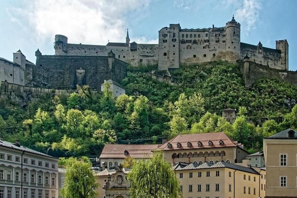 Un gran castillo en la cima de una colina con edificios.