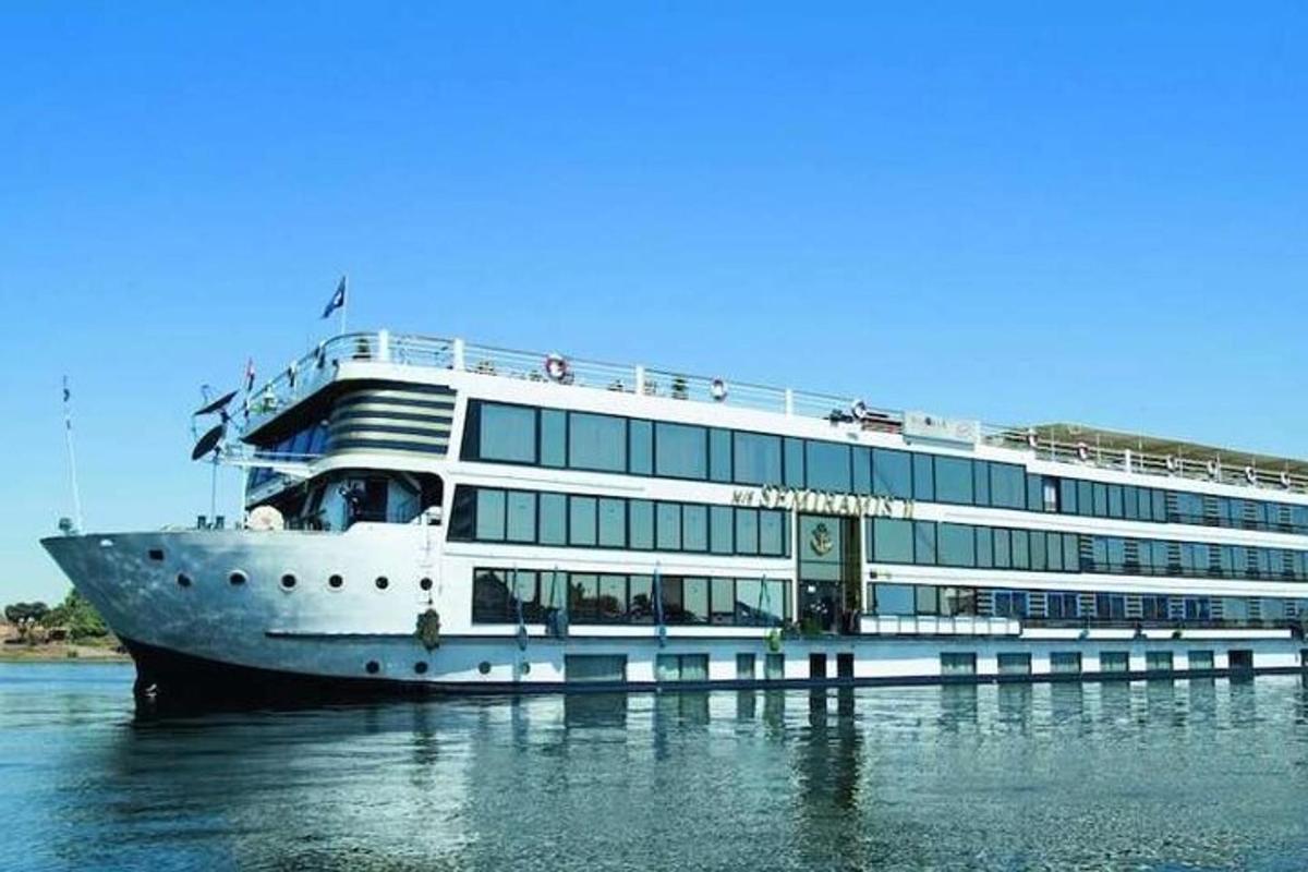 sebuah kapal persiaran besar duduk di dalam air