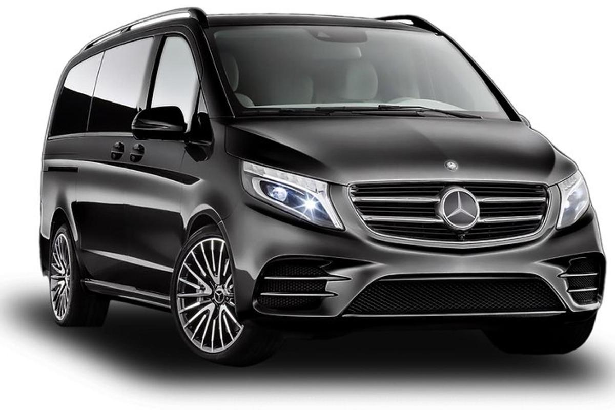 Černé auto Mercedes Benz izolované na bílém pozadí