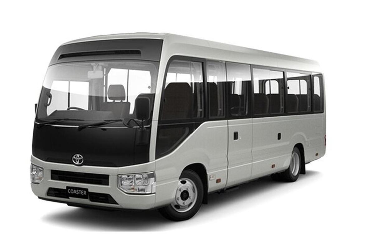 bílý a černý autobus na bílém pozadí