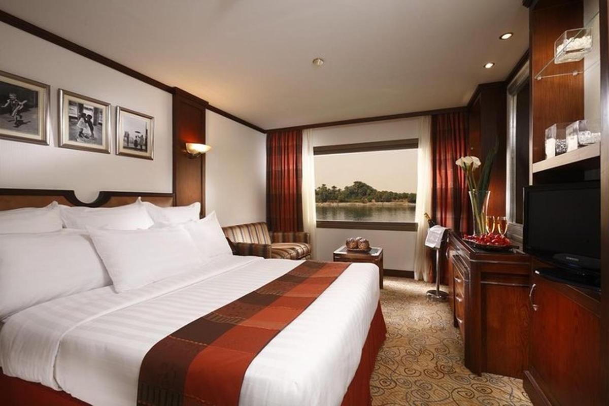 Una habitación de hotel con una cama grande y un televisor.