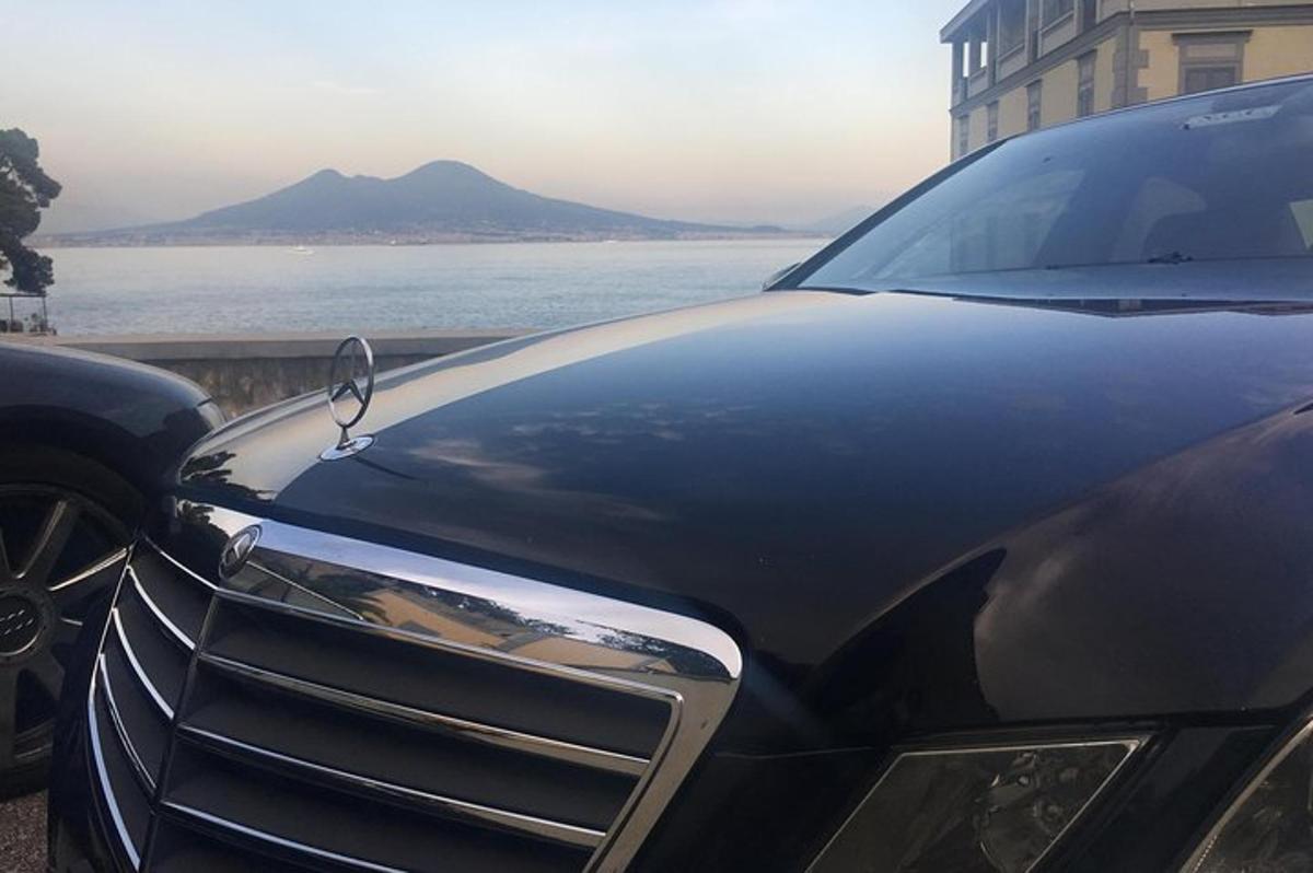 un'auto nera parcheggiata di fronte all'oceano