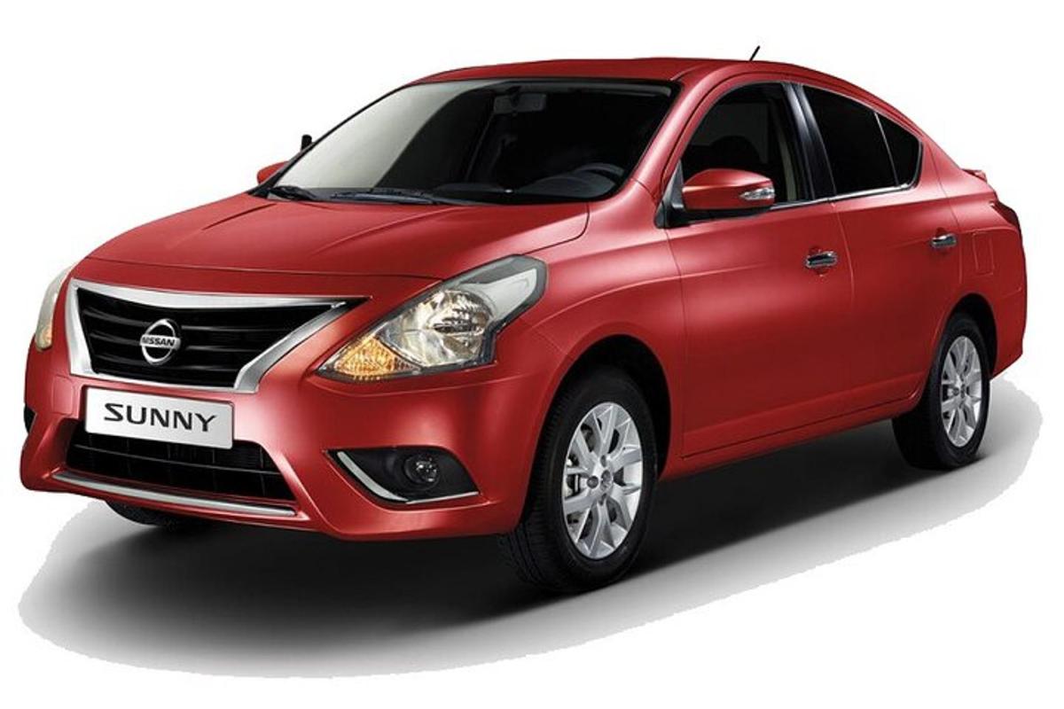 punane Suzuki Swift auto valgel taustal