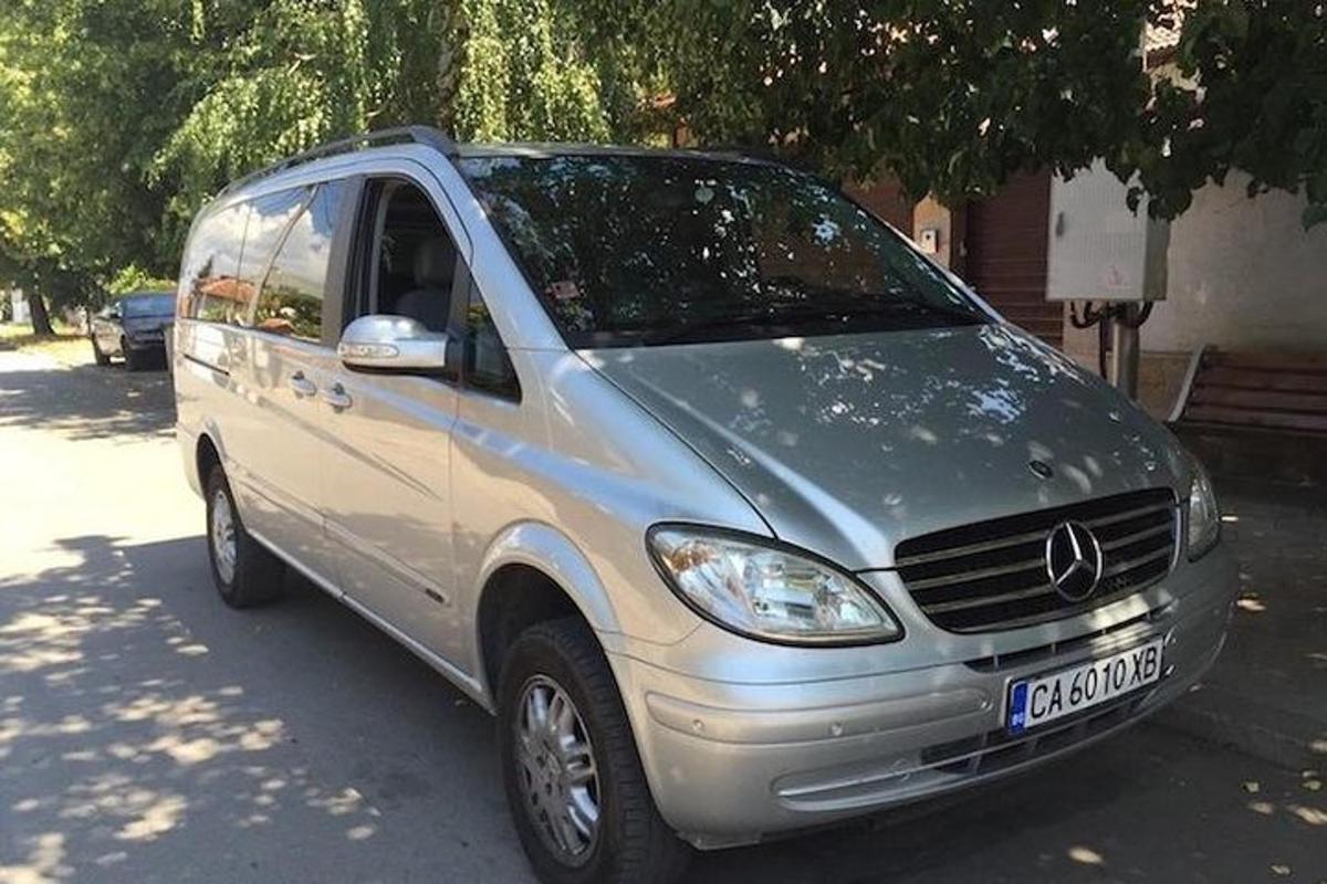 srebrn mercedesov kombi parkiran na parkirišču