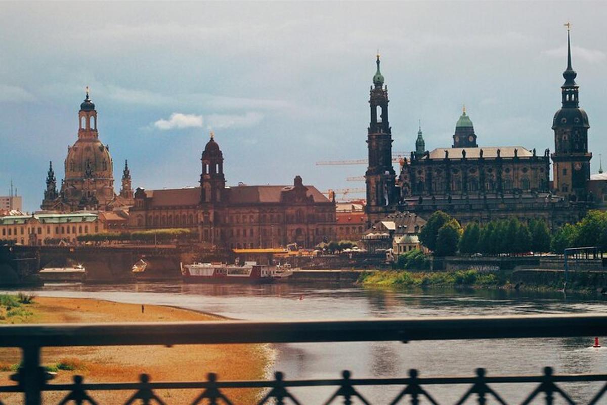 pohled na město s řekou a budovami
