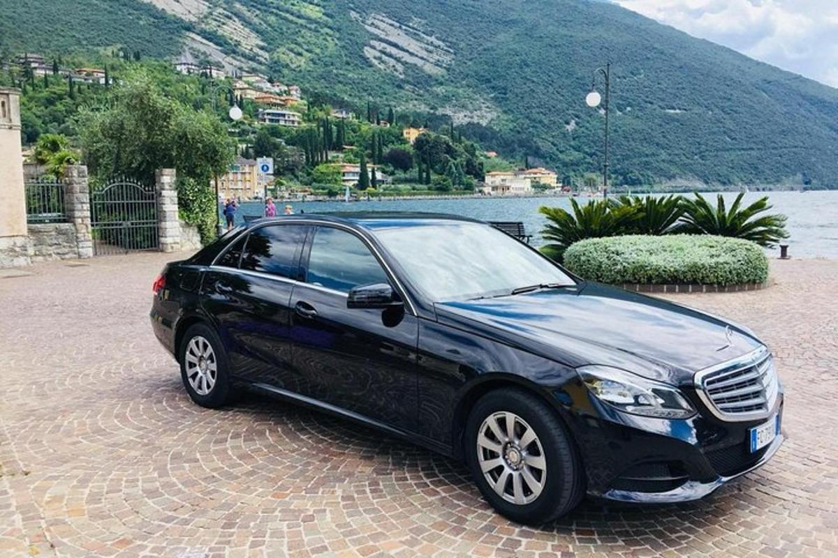 černé auto zaparkované před horou