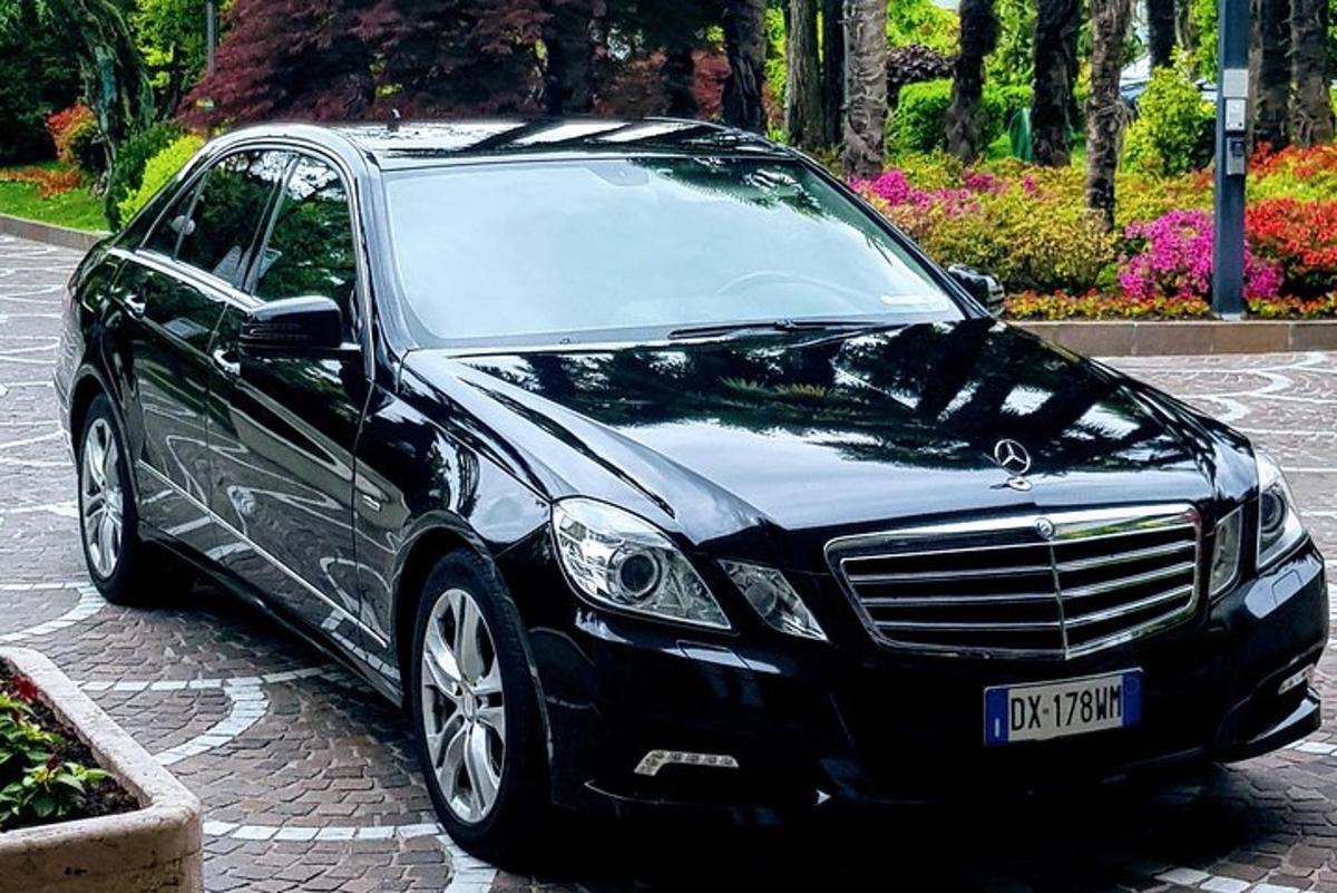 černé auto zaparkované na parkovišti