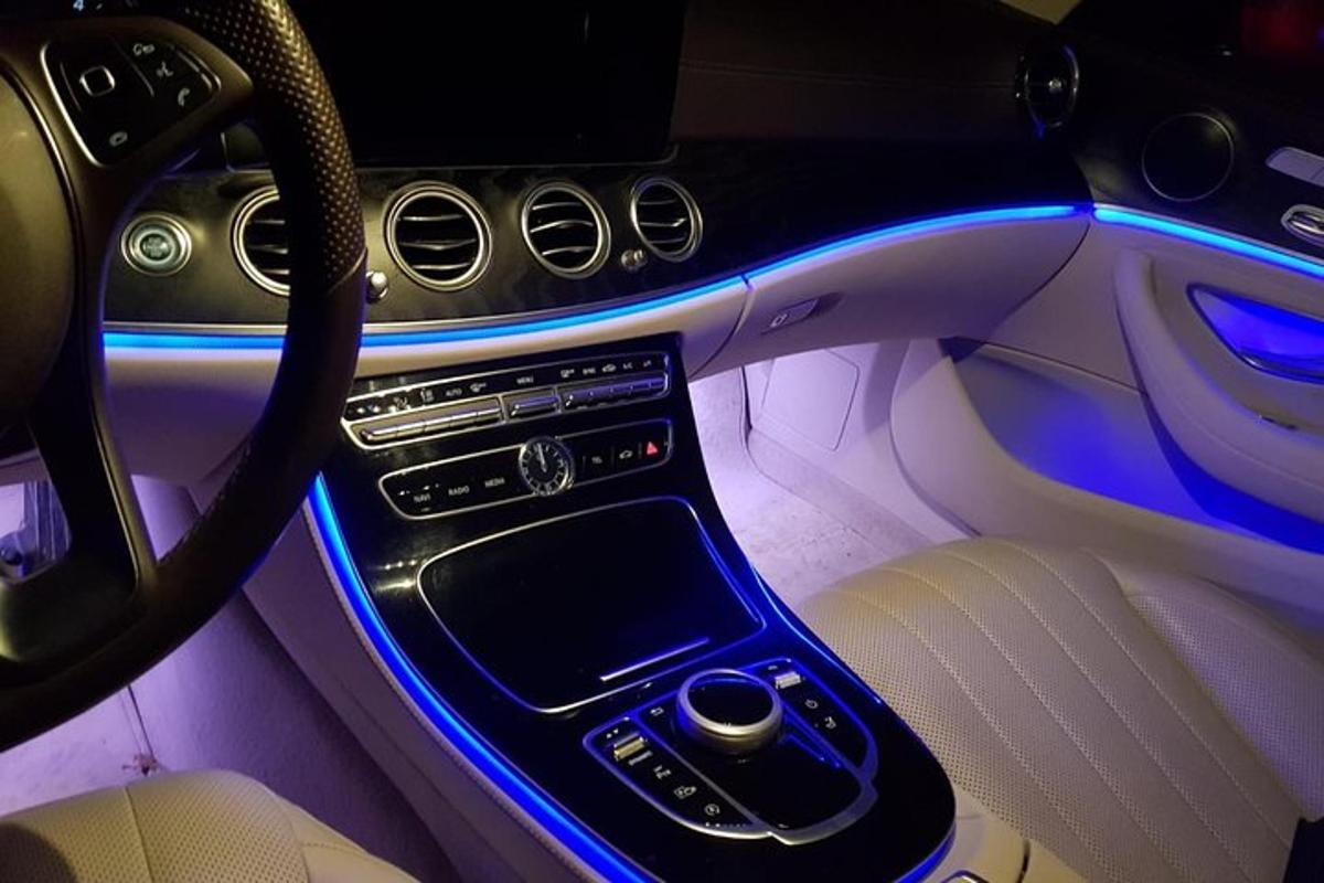 auto s modrým světlem na palubní desce
