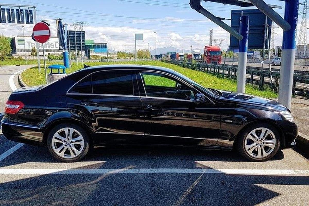 černé auto parkuje na značce stop