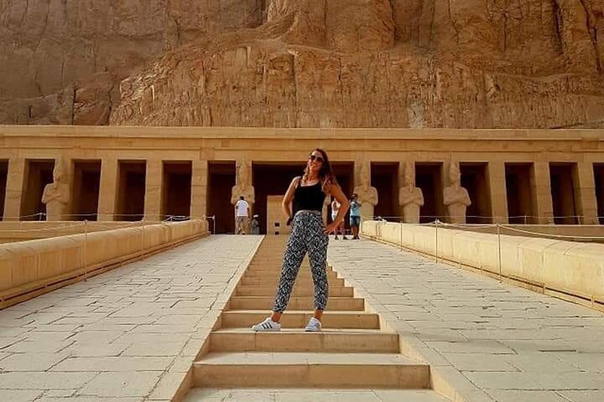 امرأة تقف على الدرجات أمام مبنى