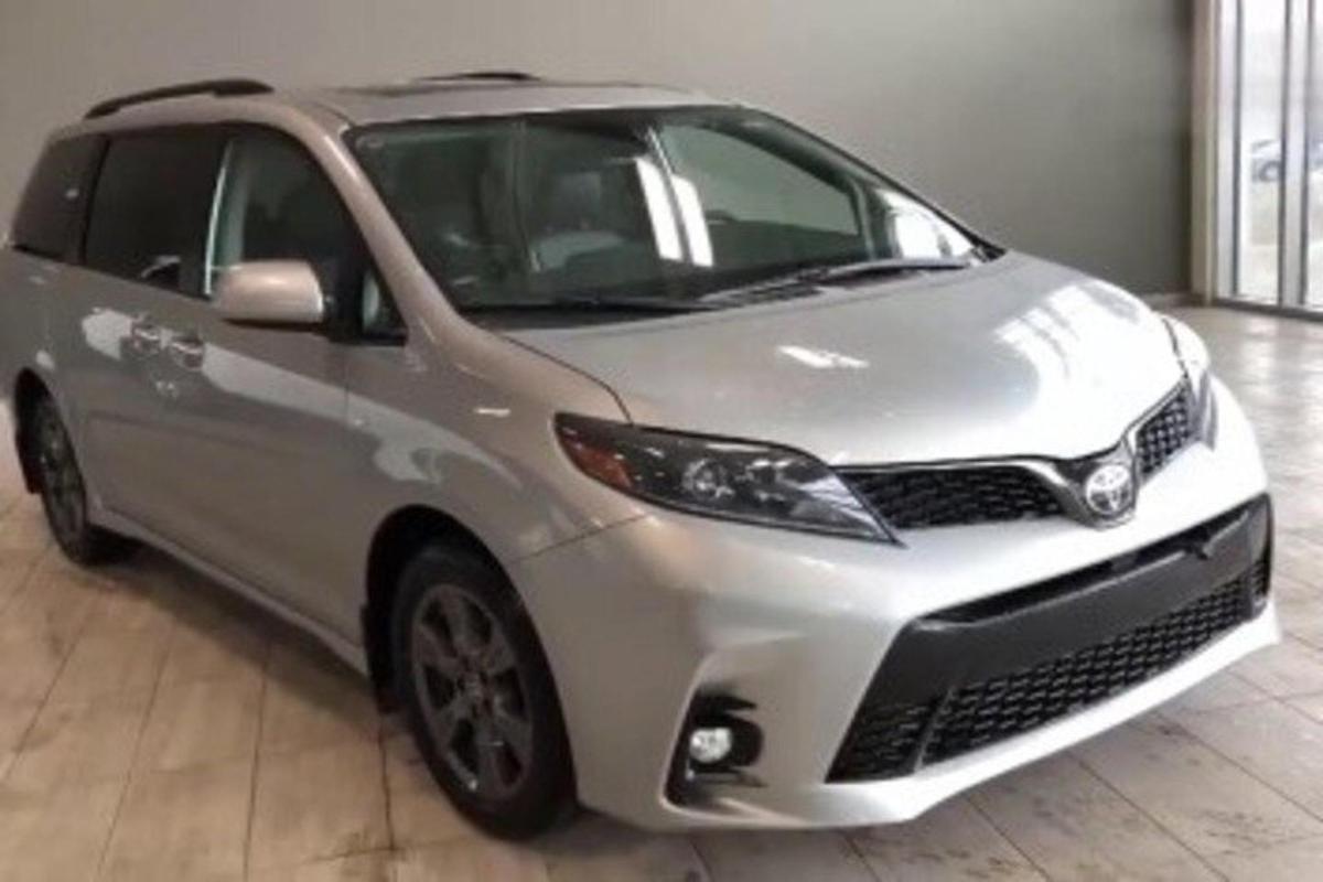 stříbrné auto je zaparkované v garáži
