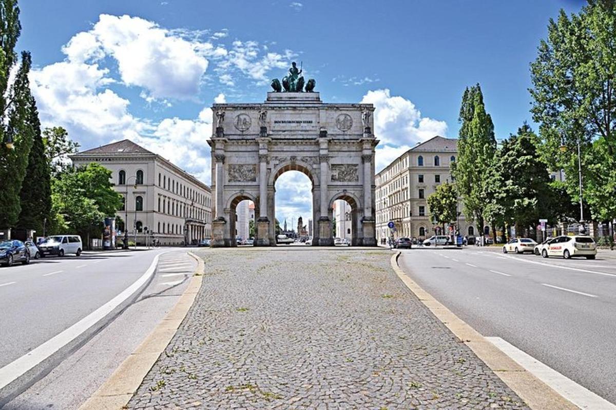 velký oblouk uprostřed městské ulice