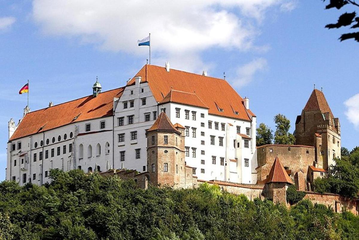 velká bílá budova s červenou střechou na kopci