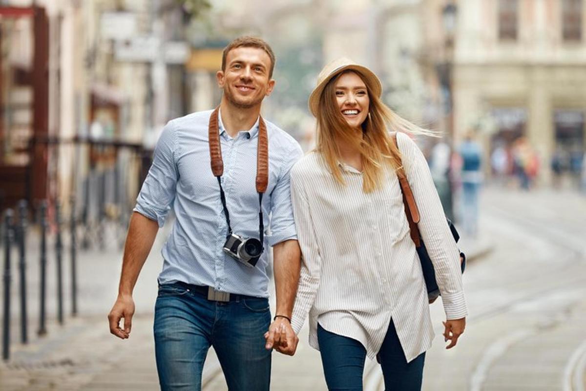 Un hombre y una mujer caminando por una calle