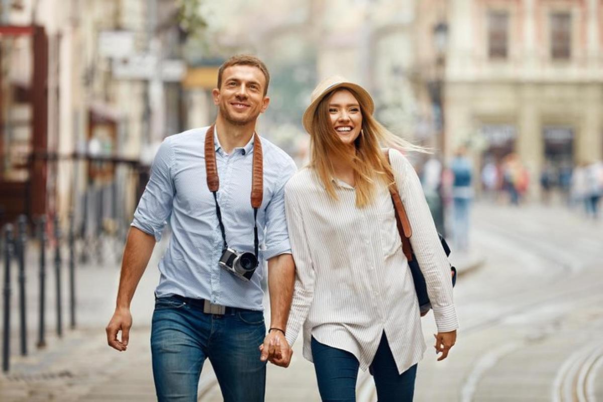 ein Mann und eine Frau gehen eine Straße entlang