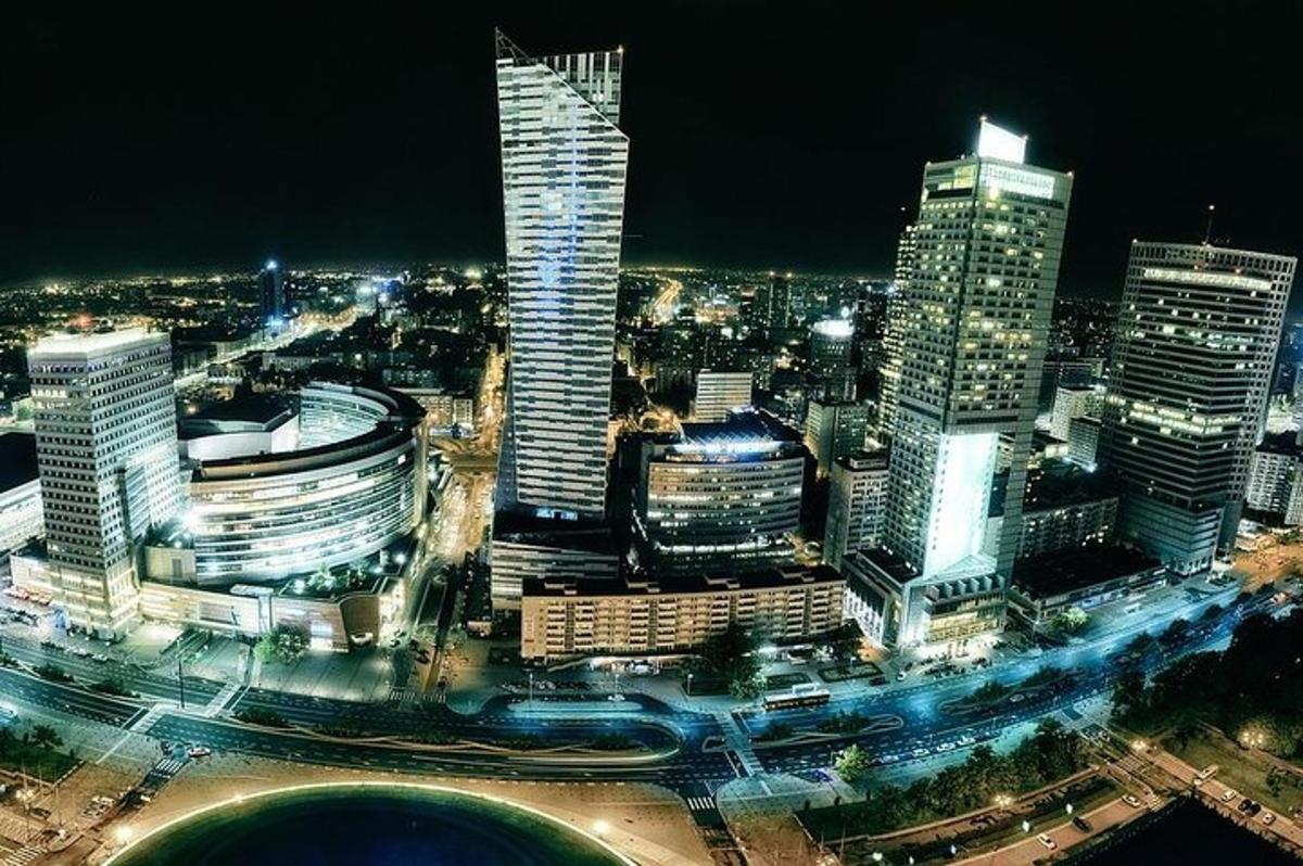 una vista nocturna d'una ciutat amb edificis alts