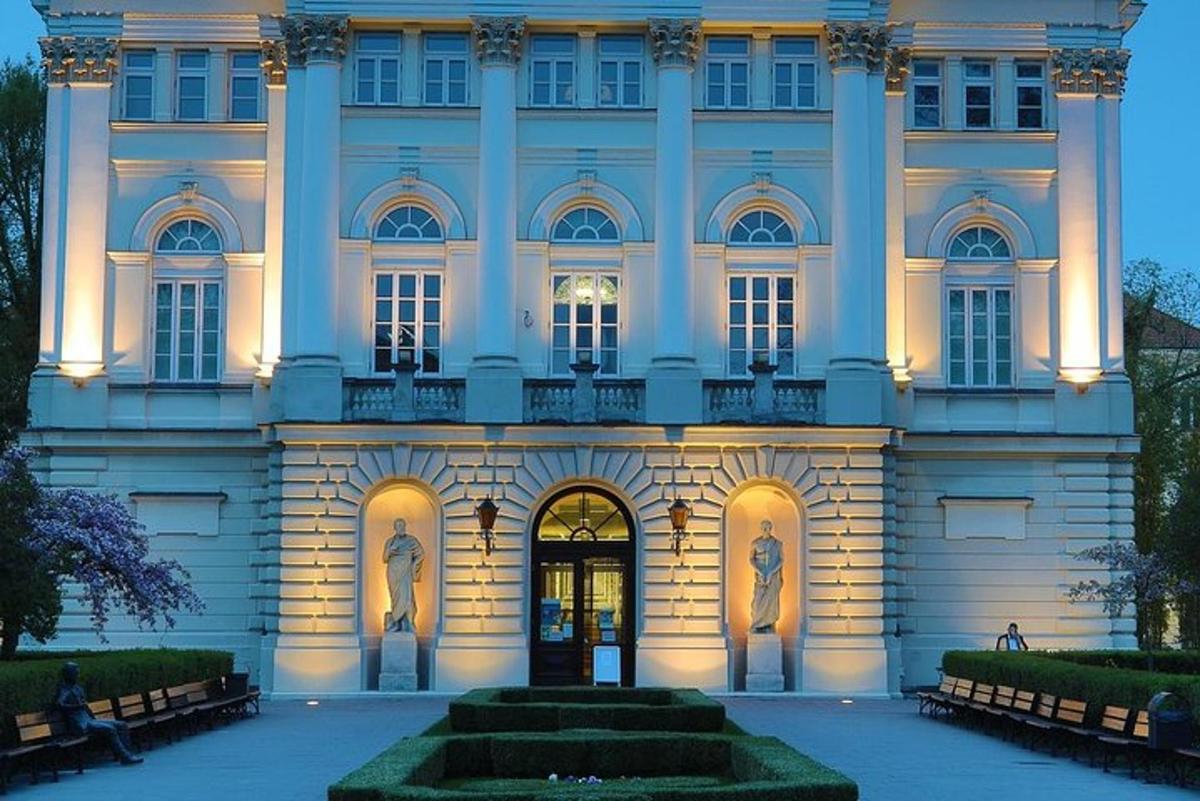 un edifici blanc amb estàtues a la façana