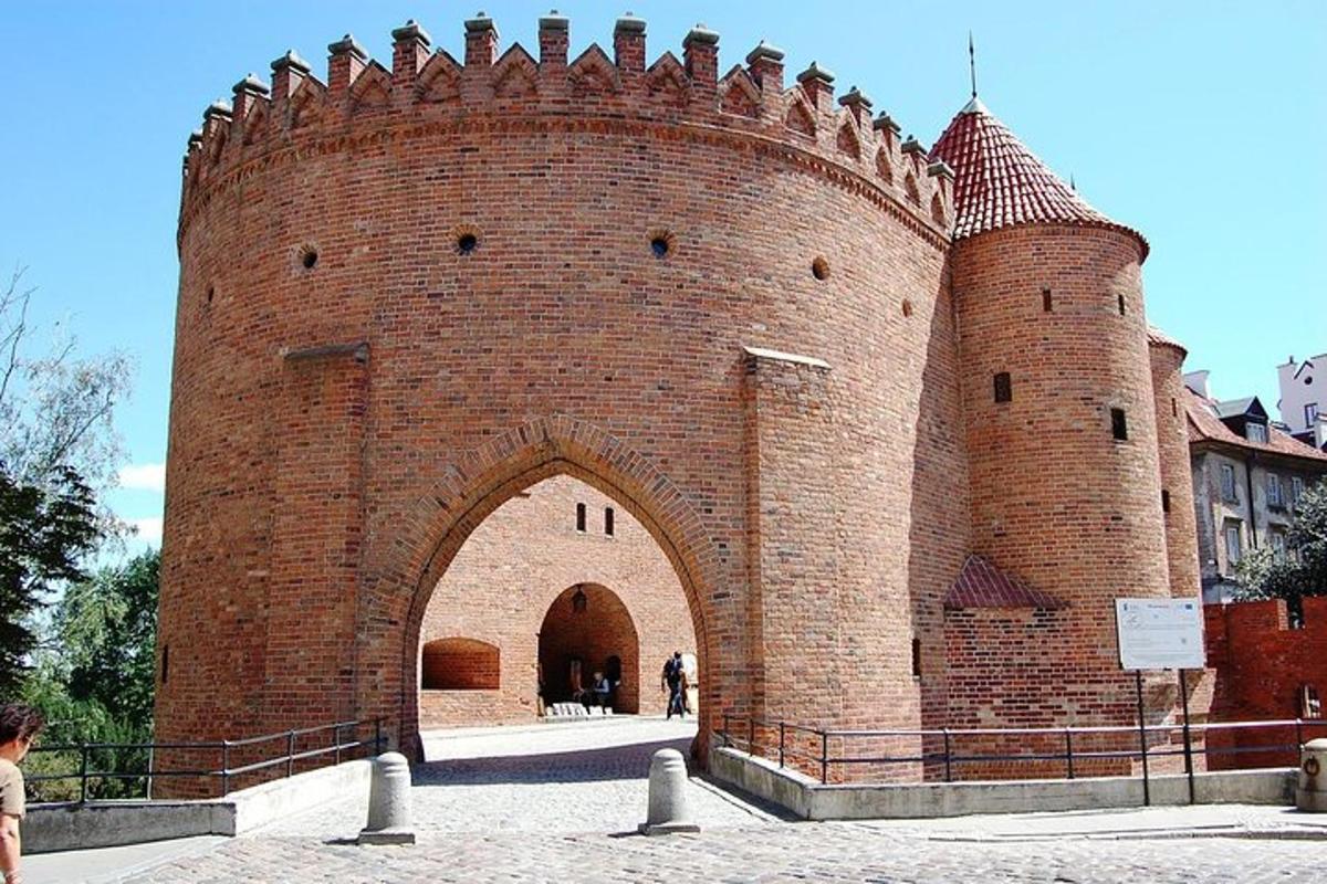 un gran edifici de maó vermell amb un arc