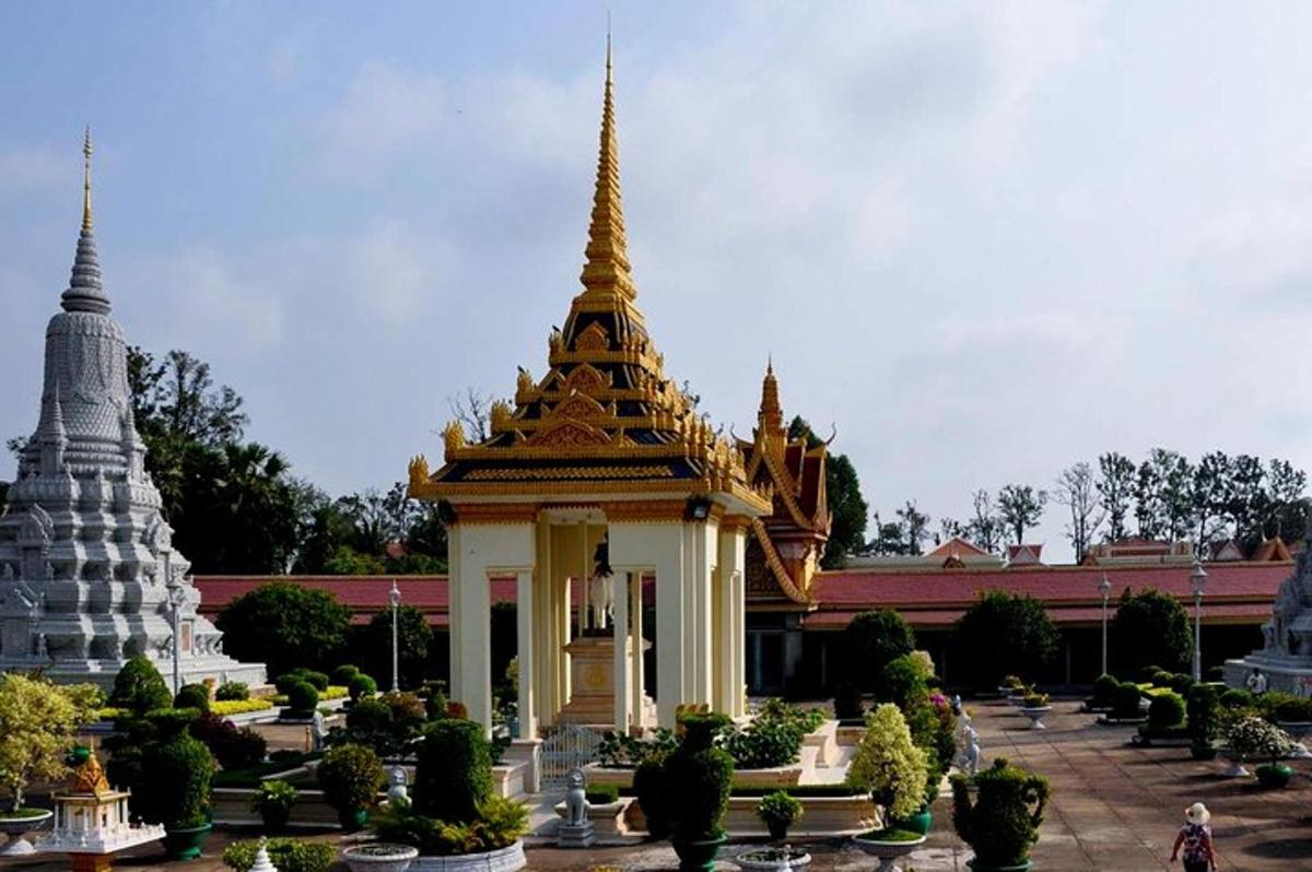 un edificio con una pagoda al centro di un giardino