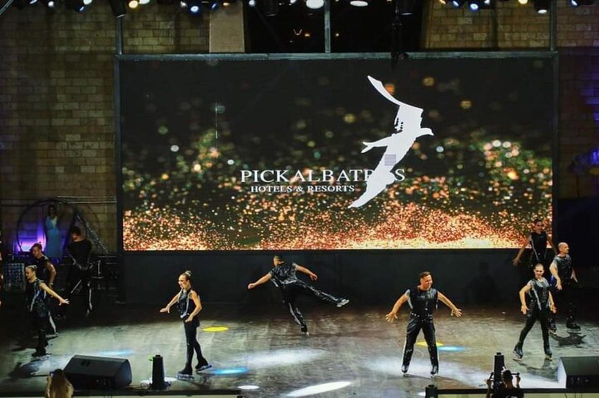 un grupo de personas bailando en un escenario