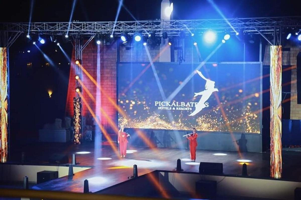 una persona in piedi su un palco durante uno spettacolo