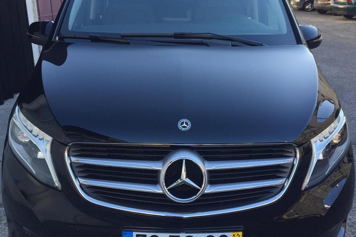 un'auto Mercedes Benz parcheggiata in un parcheggio