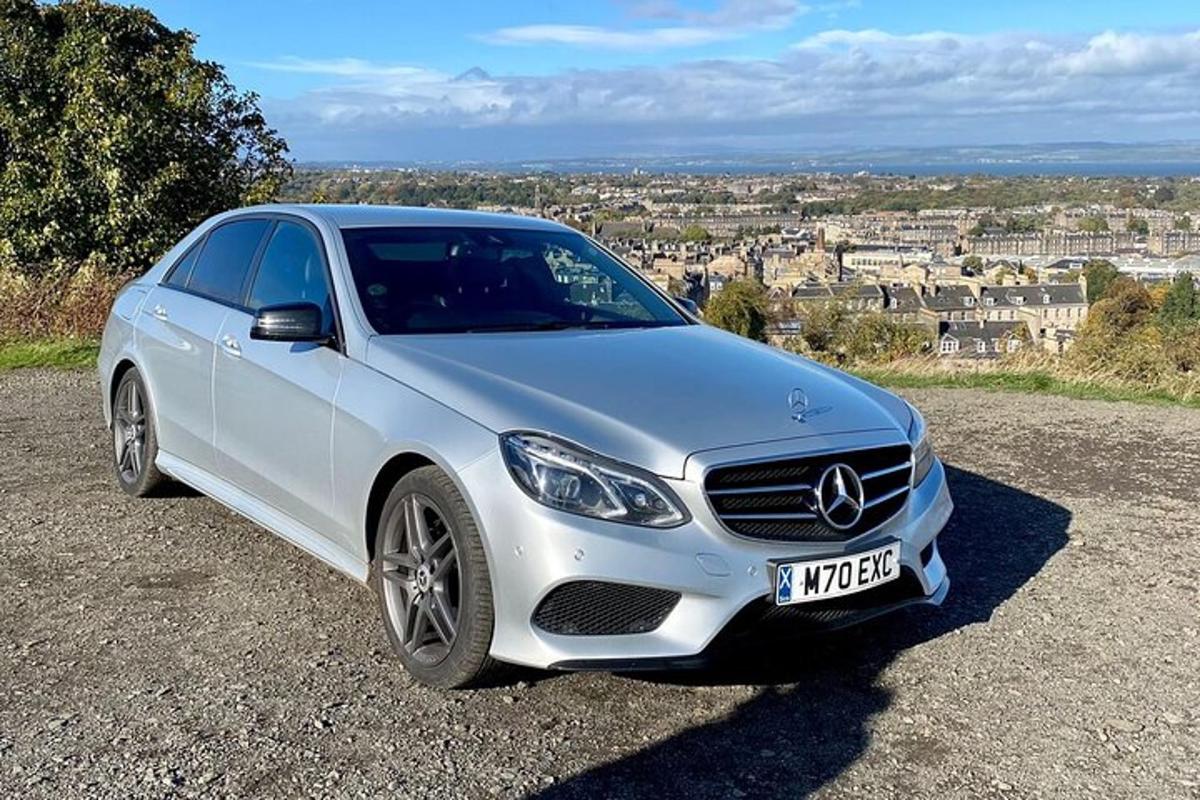 stříbrný vůz Mercedes Benz zaparkovaný na vrcholu kopce