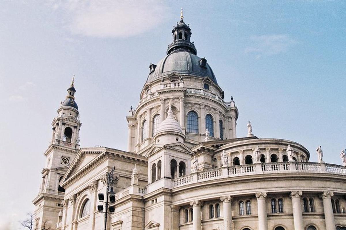 ein Gebäude mit einem Turm darauf