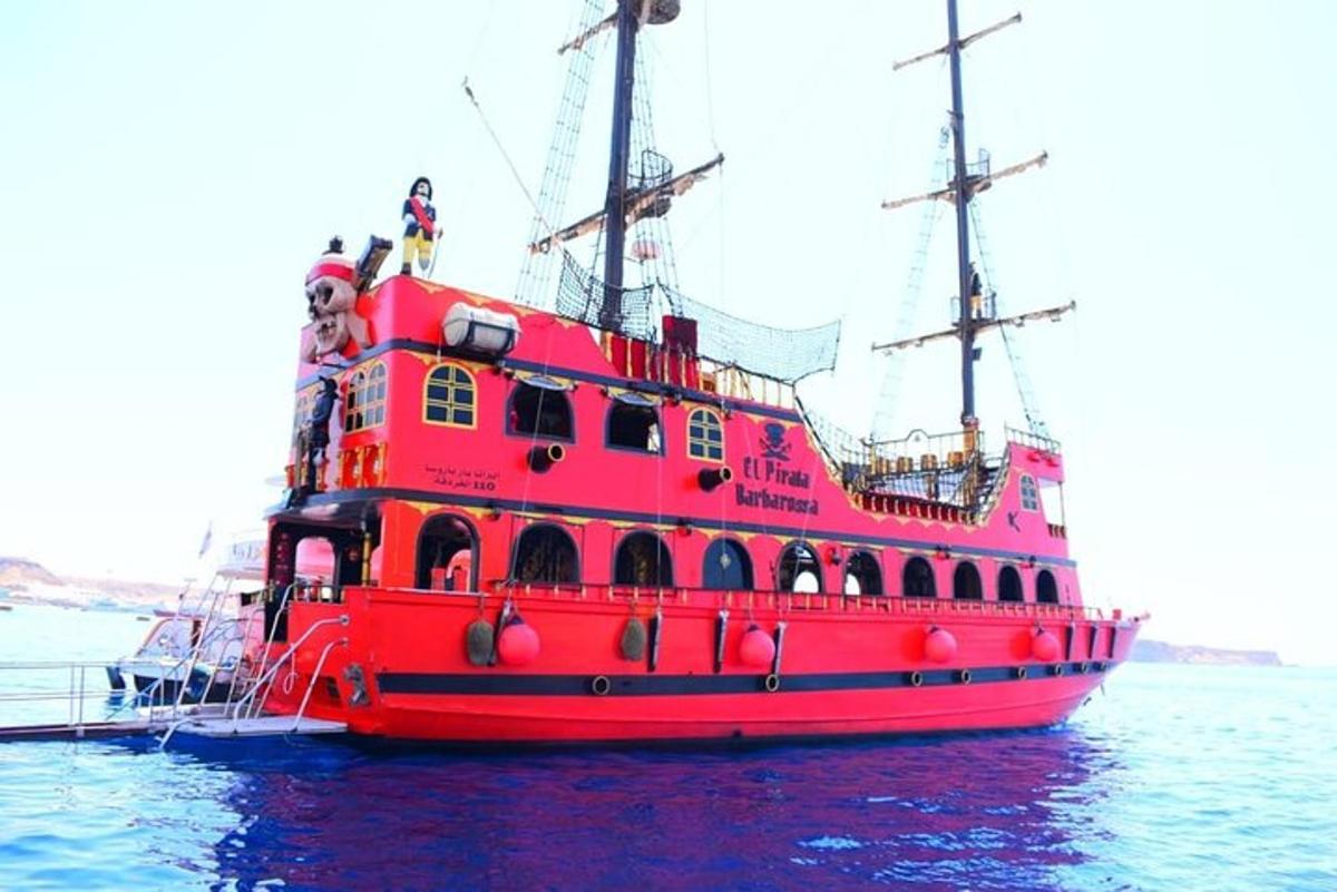 una barca rossa è seduta nell'acqua