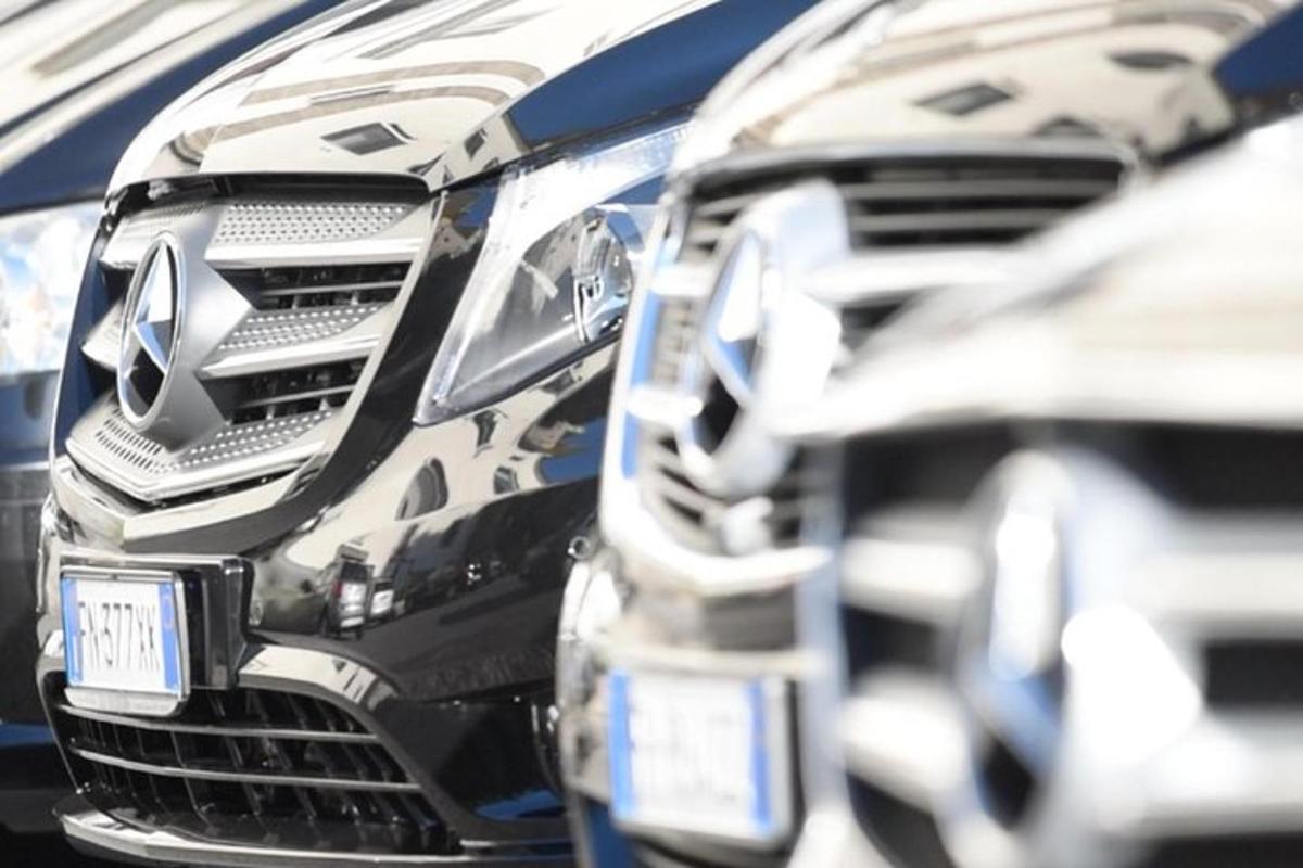 due camion parcheggiati uno accanto all'altro