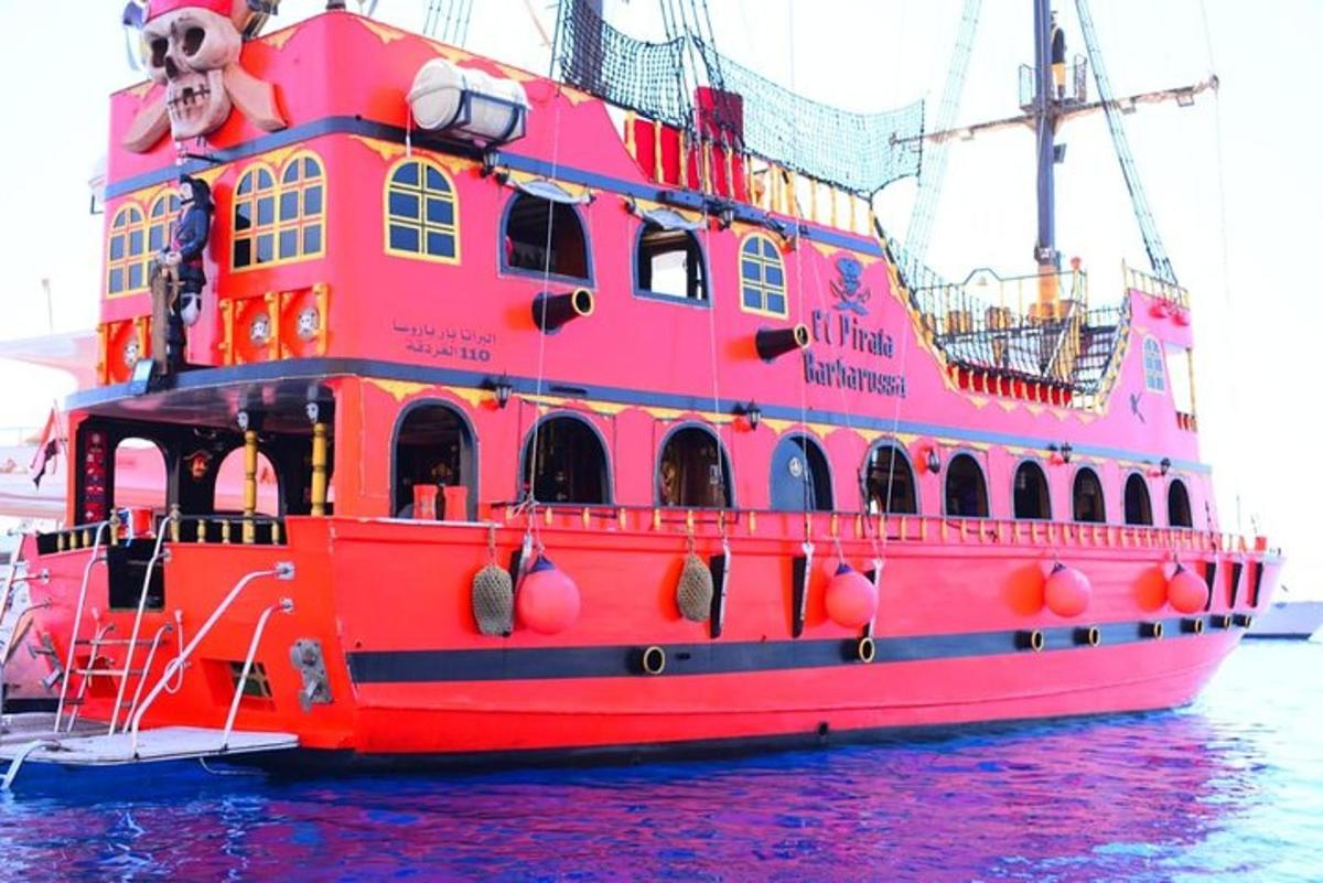 una barca rossa è seduta nell'acqua