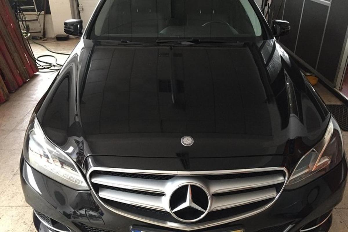 ein schwarzes Mercedes-Benz-Auto in einer Garage geparkt