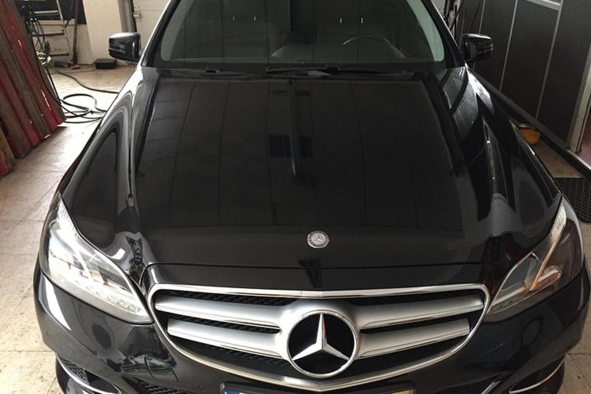 en svart Mercedes-Benz-bil parkert i en garasje