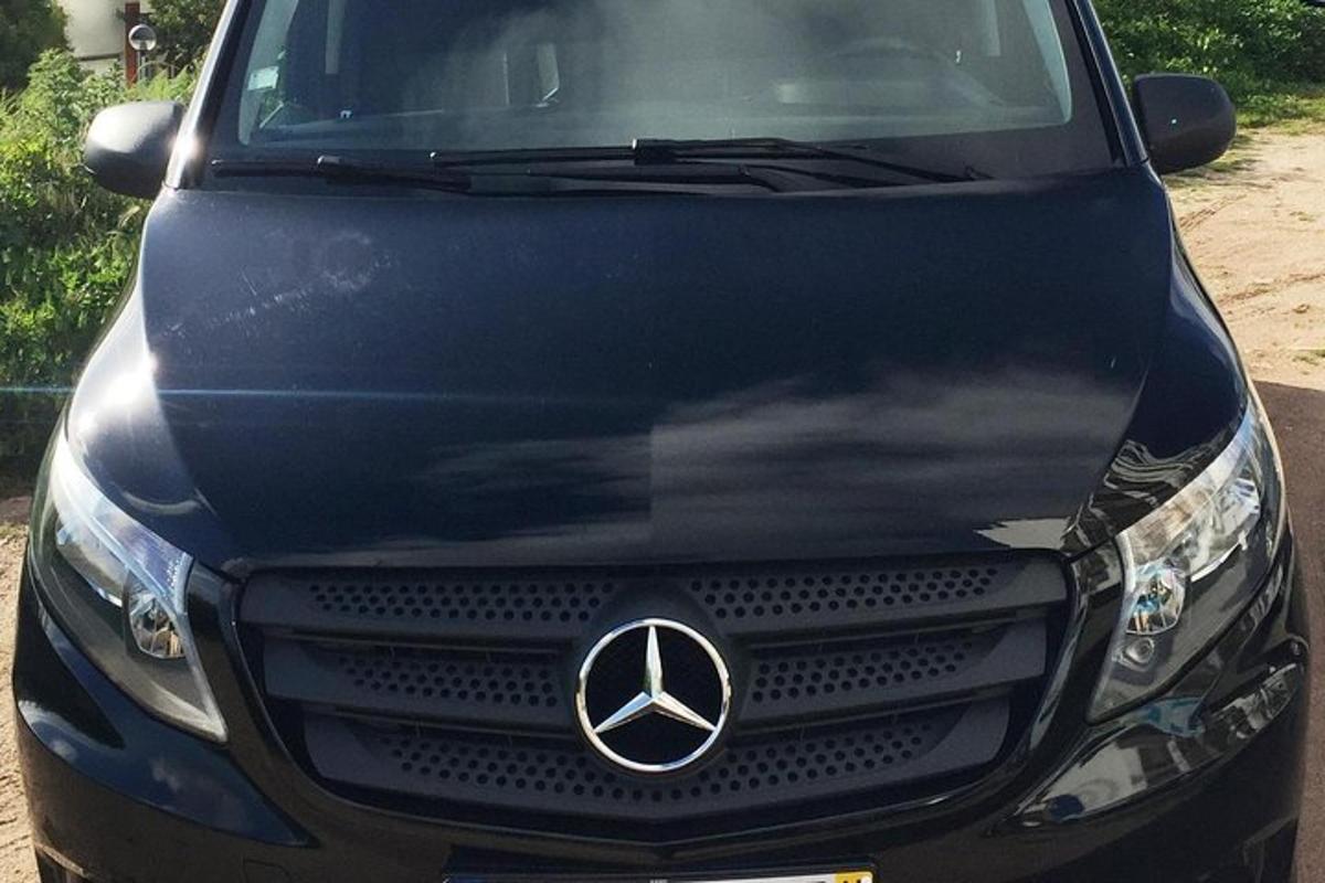 o mașină Mercedes-Benz parcată într-o alee