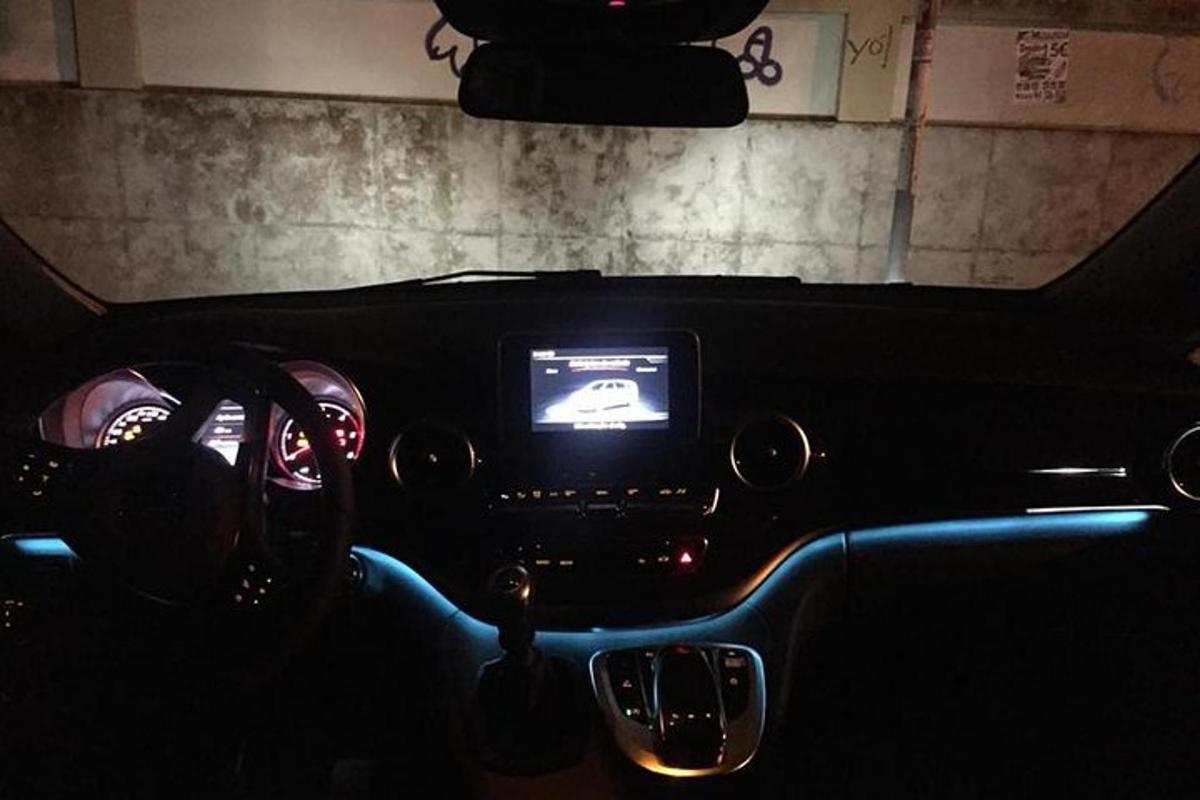vaade auto armatuurlauale koos teleriga