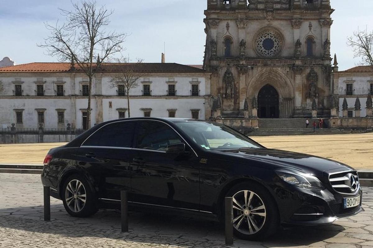 must auto pargitud hoone ette