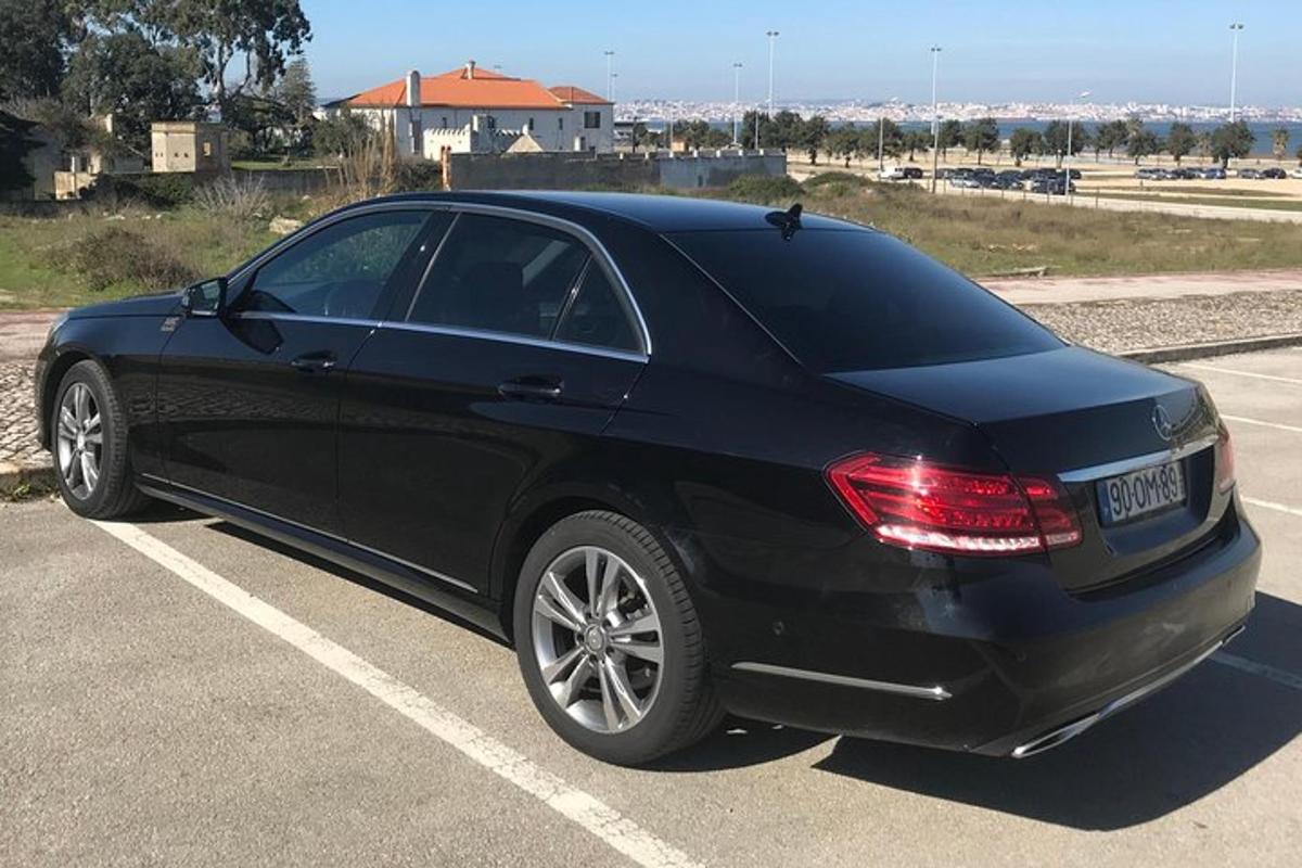 černé auto zaparkované na parkovišti