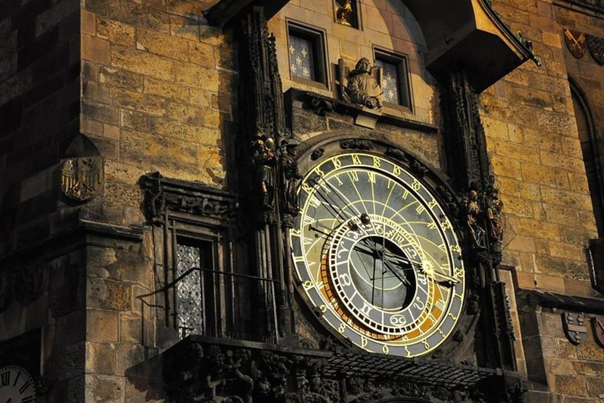 un gran reloj en el costado de un edificio