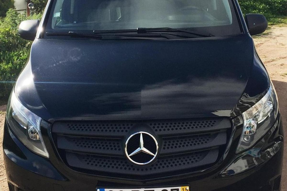 sissesõiduteele pargitud Mercedes-Benzi auto