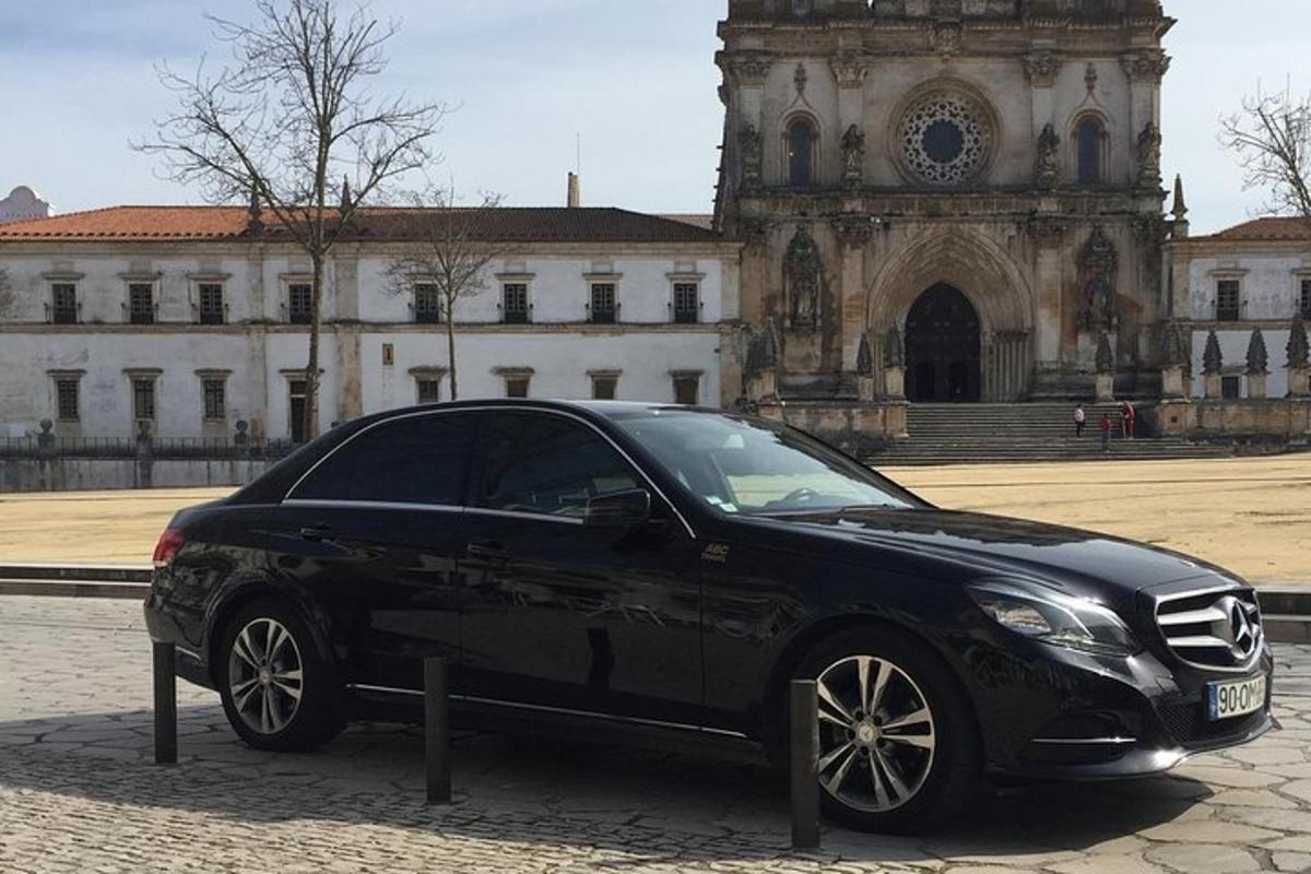 un'auto nera parcheggiata davanti a un edificio
