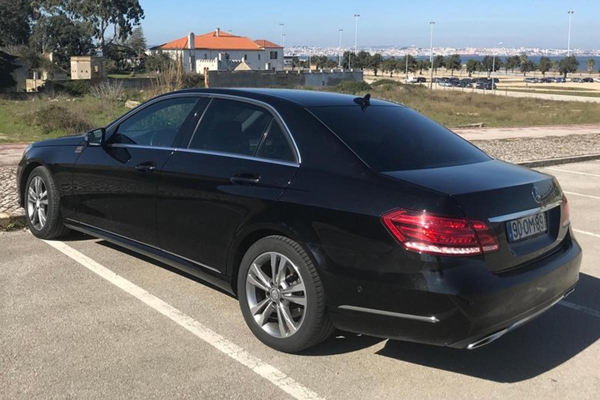 čierne auto zaparkované na parkovisku