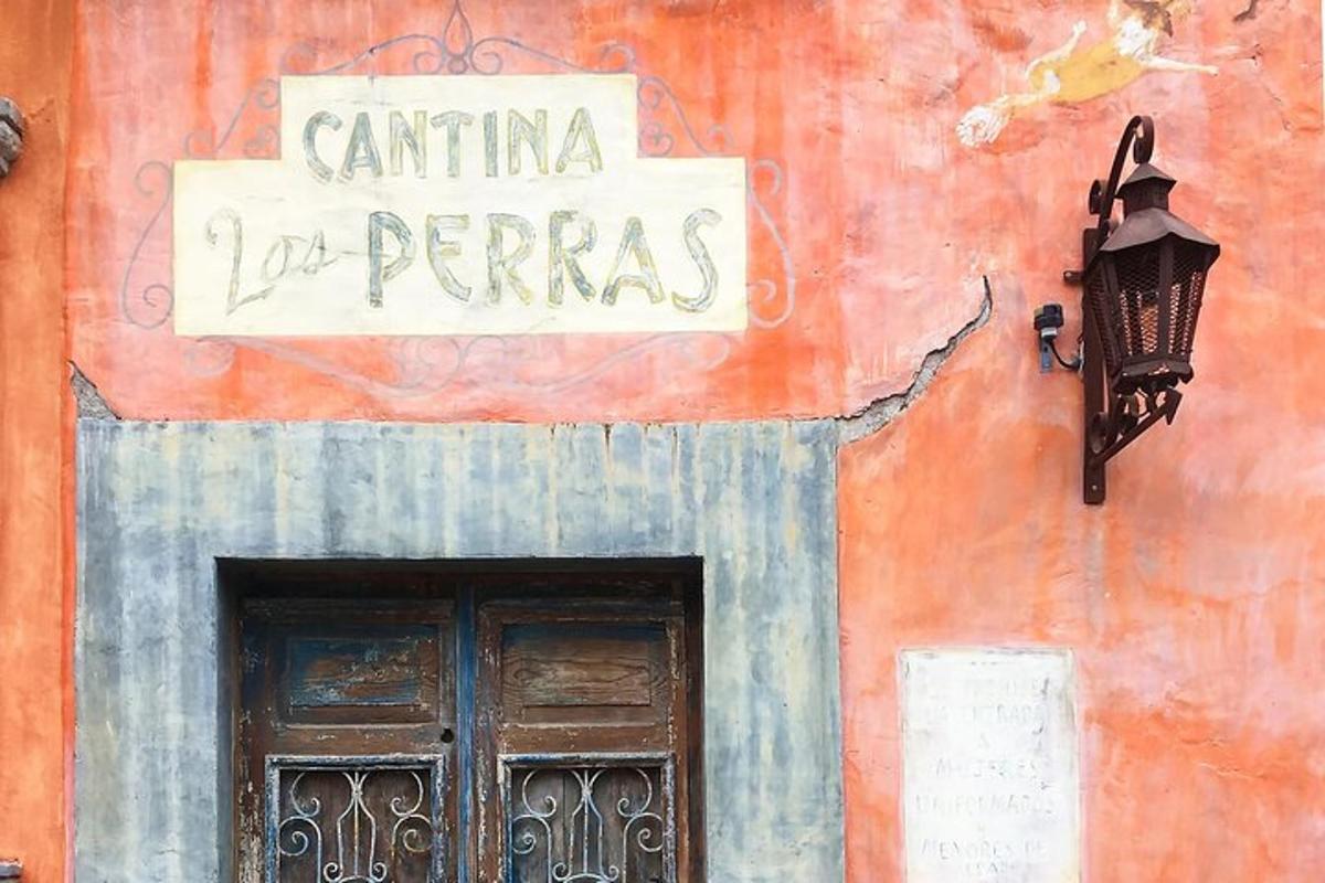 un edificio con un cartel encima de una puerta