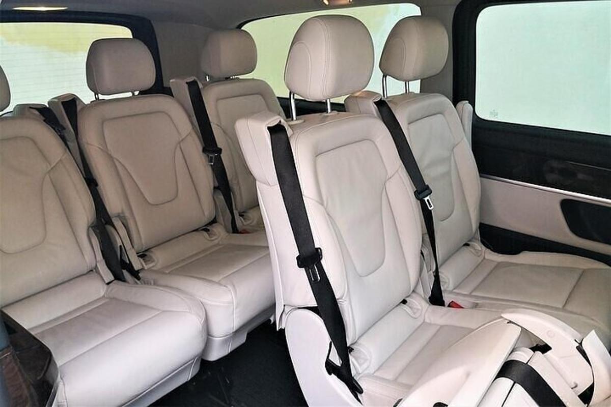 pemandangan tempat duduk belakang kereta