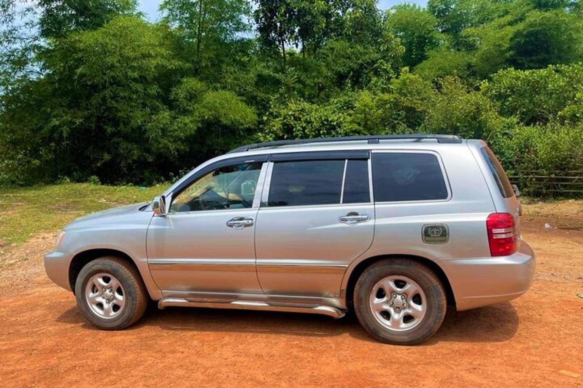 un SUV argentato parcheggiato su una strada sterrata
