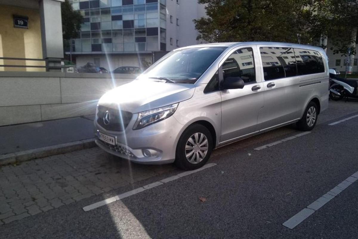 sebuah mobil van berwarna perak terparkir di pinggir jalan